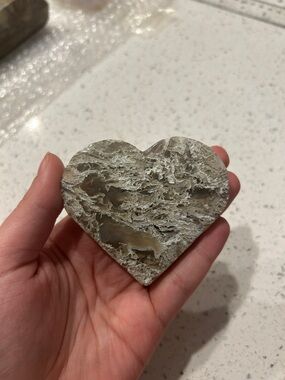 Textured Moss Agate Heart-Shaped Decorative Stone - Gray and Cream Tones